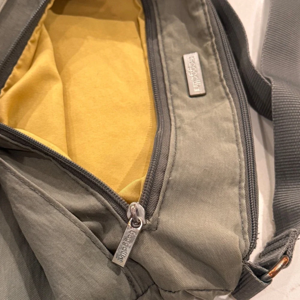 Baggallini Crossbody Bag Olive Green Nylon Travel Messenger Shoulder Bag Pocket
